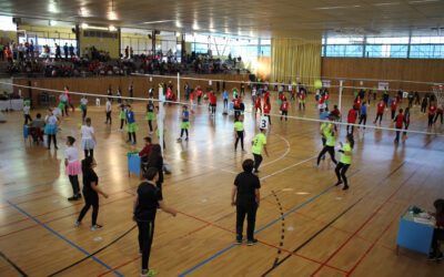 Los alumnos oscenses de Secundaria disfrutaron de la práctica deportiva en el V Encuentro Intercentros de Minivolei